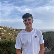 Profesor de matemáticas que imparte clase a niños de todas las edades